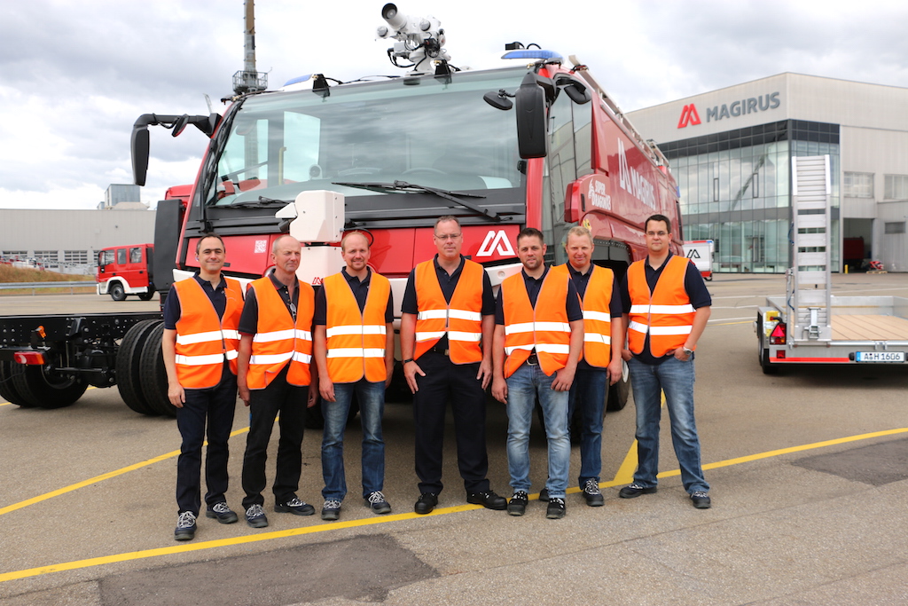 Die Gruppe der FF Bogel und Wehrleiter vor dem FLF